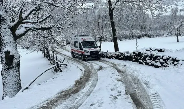 Elazığ'da kar nedeni ile köyde mahsur kalan hasta, yol açılarak hastaneye yetiştirildi