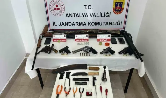 Antalya'da jandarmadan ruhsatsız tabanca ve uyuşturucu operasyonu