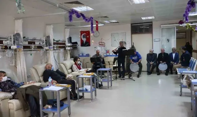 Sağlık çalışanlarından kanser hastalarına moral konseri