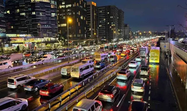 İstanbul'da mesainin son gününde trafik yüzde 90 oldu