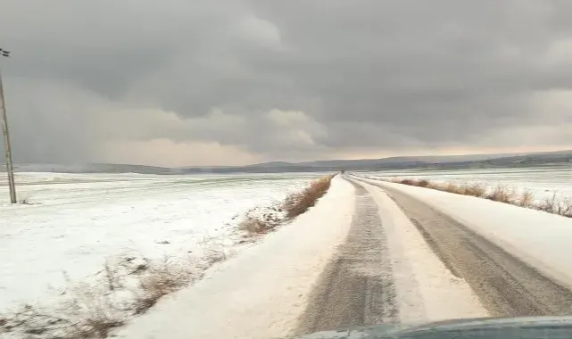 Konya'da dolu yağışı etkili oldu, mahalle beyaza büründü
