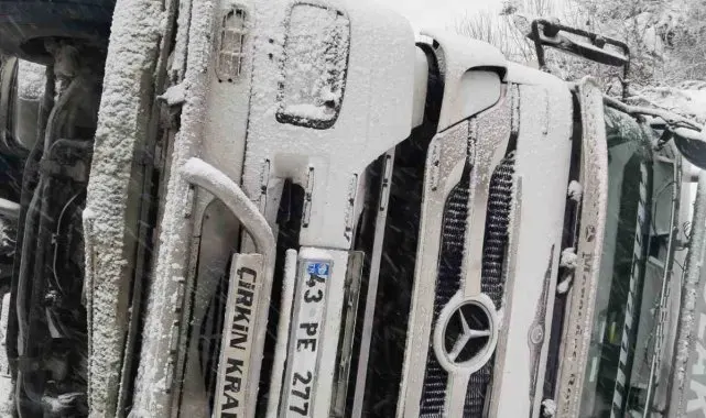 Kar yağışı sebebiyle yoldan çıkan tır devrildi: 2 yaralı