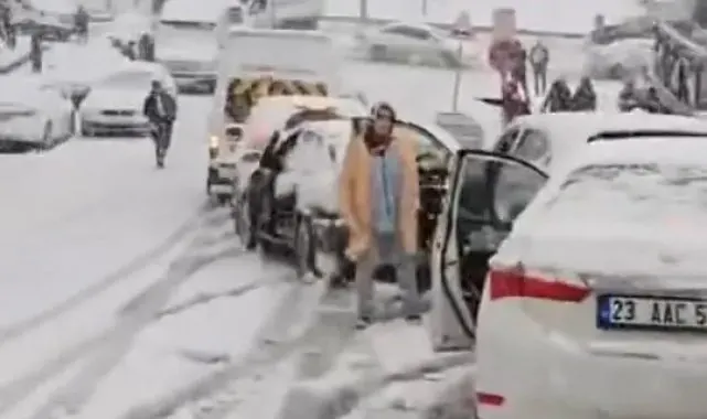 Elazığ'da kar yağışı sonrası zincirleme kaza: 10 araç birbirine girdi