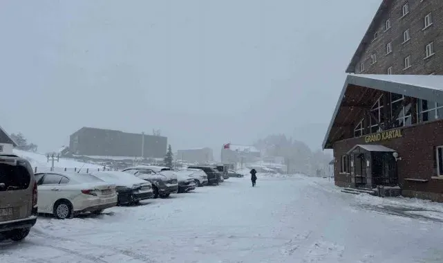 Kartalkaya'da kar yağışı etkili oluyor