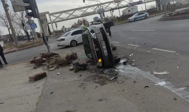 Kırşehir'de 2 otomobil çarpıştı: 2 yaralı