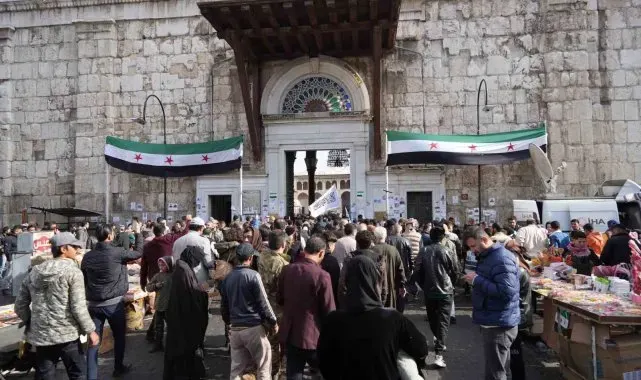 Suriyeliler cuma namazı için Emevi Camii'ne akın etti