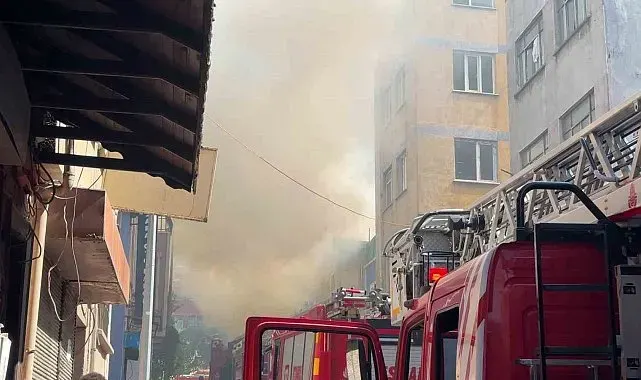 Beyoğlu Bülbül Mahallesi'nde bulunan 2 katlı bir iş yerinde henüz belirlenemeyen nedenle yangın çıktı. İhbar üzerine bölgeye çok sayıda itfaiye ekibi sevk edildi. Ekiplerin yangına müdahalesi sürüyor.