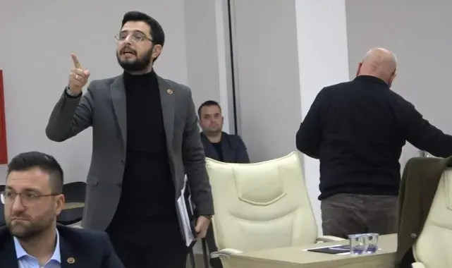 AK Partili Belediye Meclis üyeleri CHP'li başkanın söz vermemesine kızarak meclisi terk etti