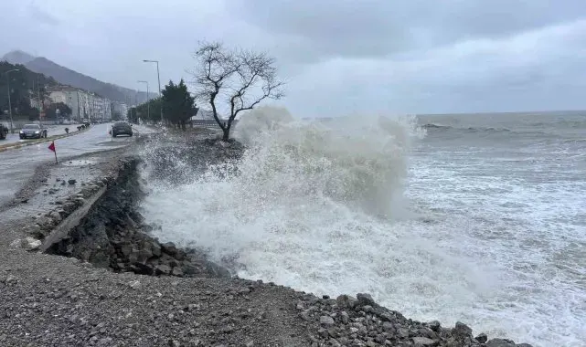 Karadeniz'deki dev dalgalar, sahil yoluna zarar verdi