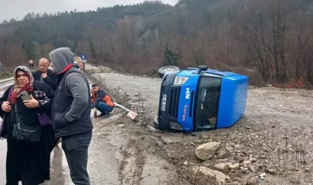 Sinop'ta kargo aracı devrildi