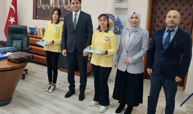 Kaymakam Bahar, öykü yarışmasında il derecesi elde eden öğrencileri ödüllendirdi