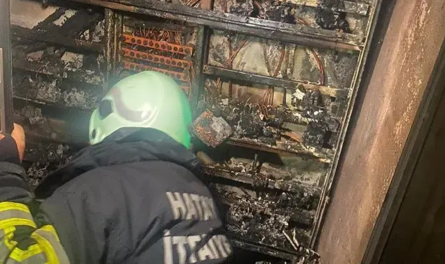 Samandağ'da binanın elektrik panosu küle döndü
