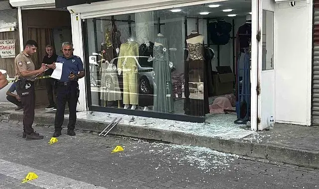 Adana'da iş yerine silahlı saldırı: Cama 9 kurşun isabet etti