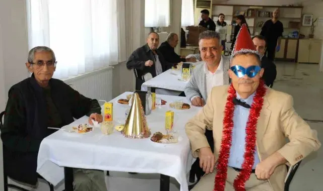 Huzurevinde yaşlılara moral ziyareti
