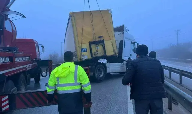 Yoğun sis kazaları beraberinde getirdi, D100'de trafik felç oldu