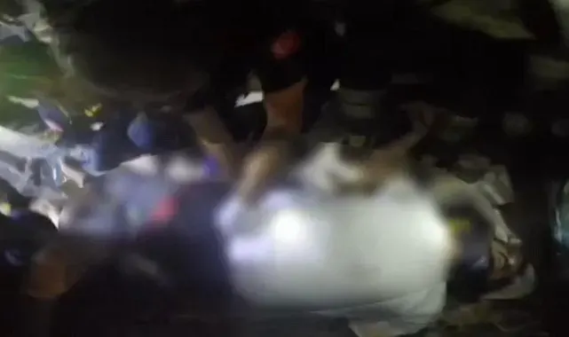 Akaryakıt tankerinde sıkışan iki kişinin kurtarılma anları kamerada