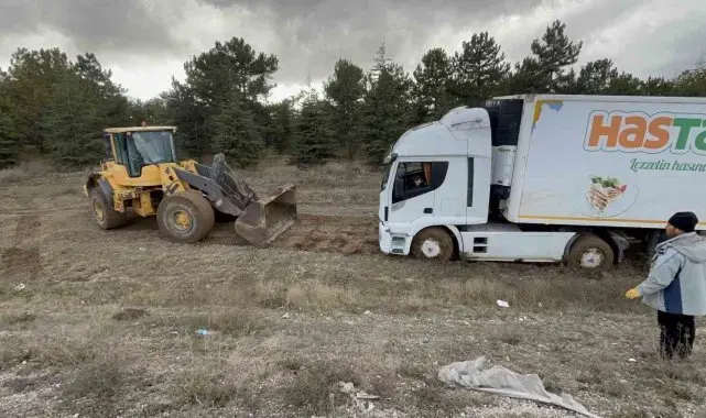 Gece yoldan çıkan ve çamura saplanan tır gündüz dozerle kurtarıldı