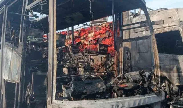 Silopi'de park halindeki otobüs ve tır yandı