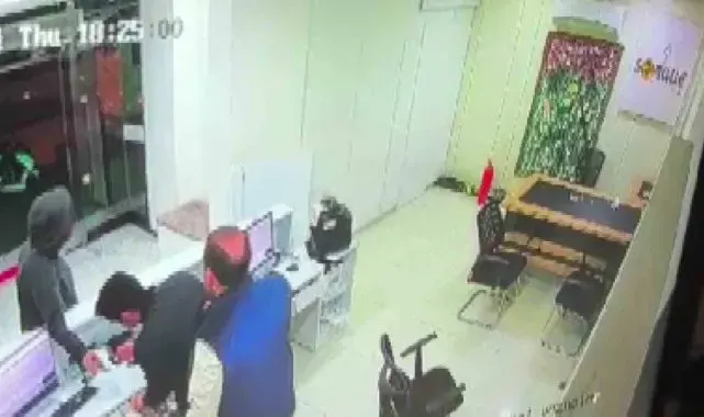 Adana'da döviz bürosunda silahlı soygun ve rehin alma anı kamerada