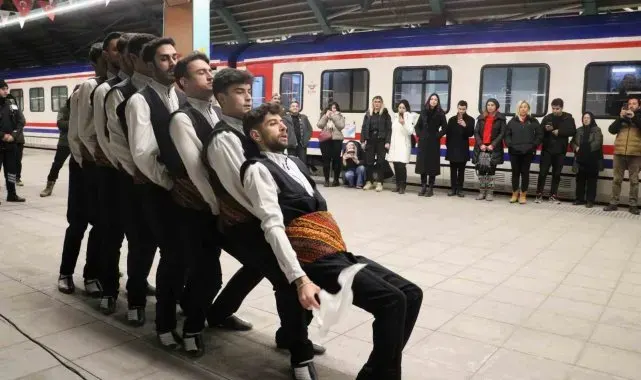 Masalsı yolculuğun treni Sivas'a vardı, yolcular halayla karşılandı
