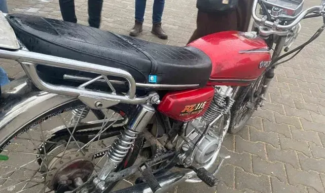 Sakin tavırlarla motosikleti çaldı, o anlar kemaraya yansıdı