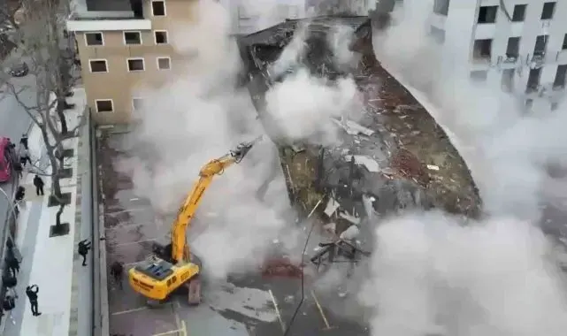 Yalova'da valilik binasının yıkımı devam ediyor