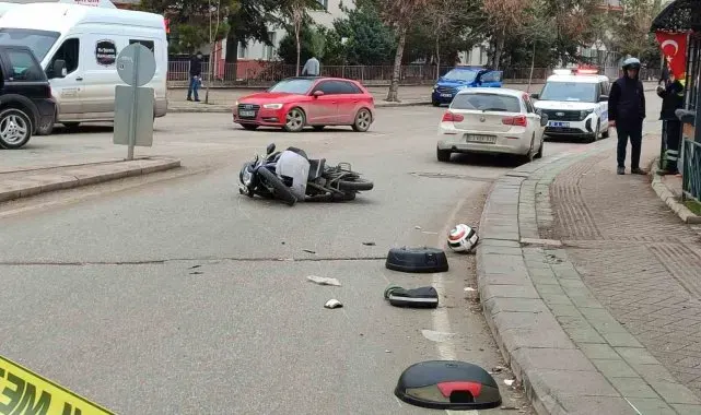 Otomobille çarpışan motosiklet sürücüsü ağır yaralandı