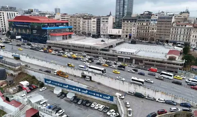 Beyoğlu'ndaki çatlayan kolanları nedeniyle boşaltılan İSPARK havadan görüntülendi