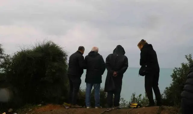 Falezden düşen şahıs ile aracı denizden ve karadan 6 ekiple aranıyor