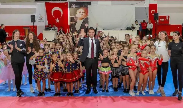 Bayraklı'da, jimnastik ve bale kursiyeri çocuklardan renkli gösteri