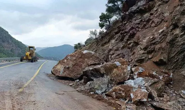 Kapuzbaşı Yolu'ndaki heyelana Büyükşehir'den hızlı müdahale
