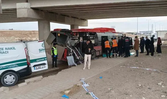 Ankara'da belediye otobüsü tırla çarpıştı: 1 ölü, 1 yaralı