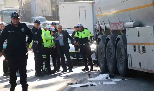 İzmir'de öğrenci servisi park halindeki tıra çarptı: 1 ölü, 1 yaralı