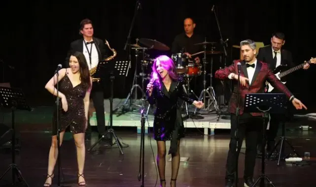 Sunshine Band, yeni yıl konserinde Güzelbahçelileri coşturdu