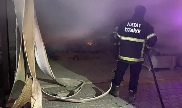 Samandağ'da metruk iş yeri alevlere teslim oldu