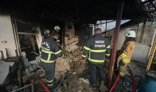 Defne'de çatı katı alevlere teslim oldu