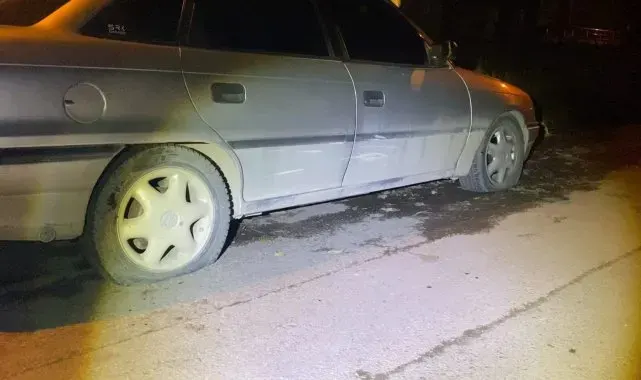 Hem park halindeki araçların lastiklerini hem de kendini kesti