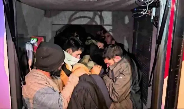Amasya'da yolcu otobüsünün yatak kısmından 9 kaçak göçmen çıktı