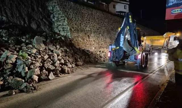 Bodrum'da istinat duvarı karayoluna çöktü