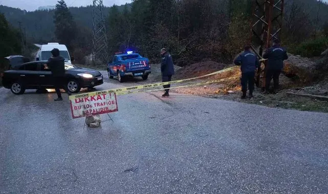 Bucak'ta heyelan riski: Pamucak-Sarıdere yolu trafiğe kapatıldı