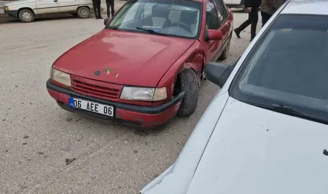 Çorum'da iki otomobilin çarpıştığı kaza güvenlik kamerasında