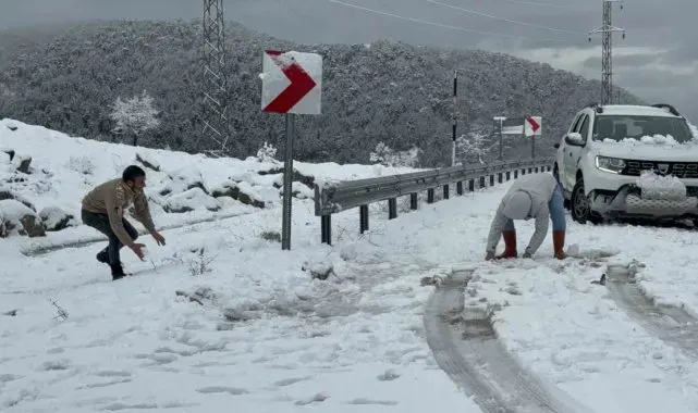 Seydikemer'de yüksek kesimler beyaza büründü