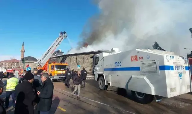 Erzurum'da tarihi binada çıkan yangın söndürüldü