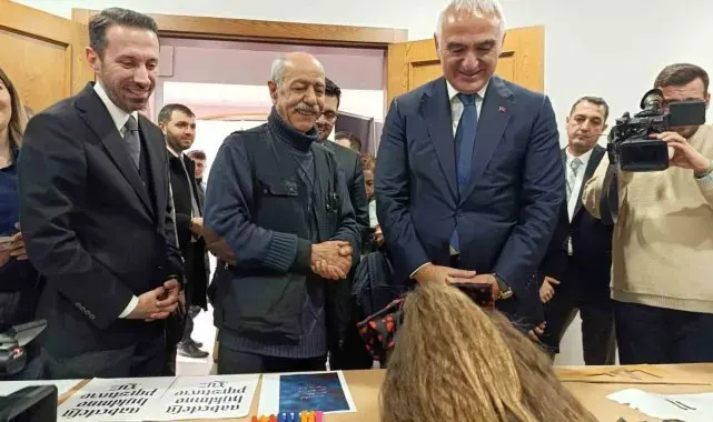 Bakan Ersoy'a Geleneksel El Sanatları Festivali'nde 300 çivi ile yapılan portresi hediye edildi