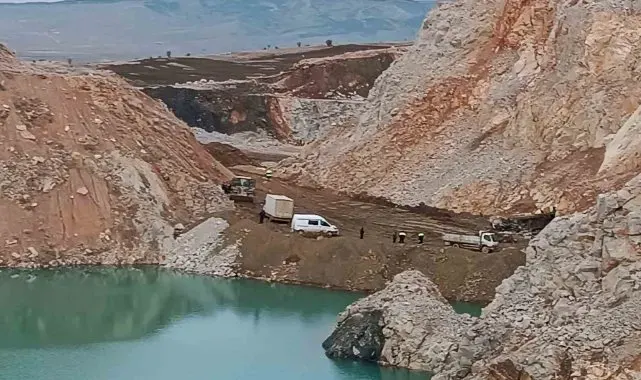 Taş ocağında devrilen iş makinesinin altında kalan işçi hayatını kaybetti