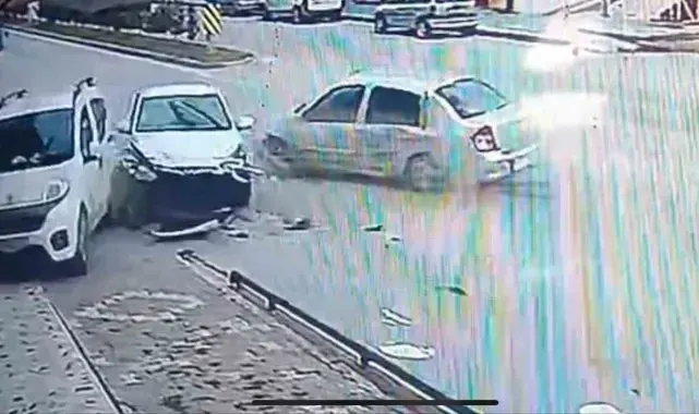 Otomobil, ara yoldan caddeye çıkan araca çarptı: 1 yaralı
