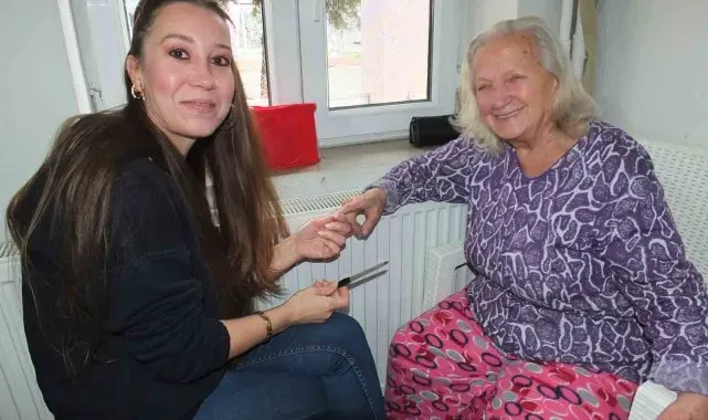 Huzurevindeki yaşlılara yılbaşı öncesi makyaj ve cilt bakımı sürprizi