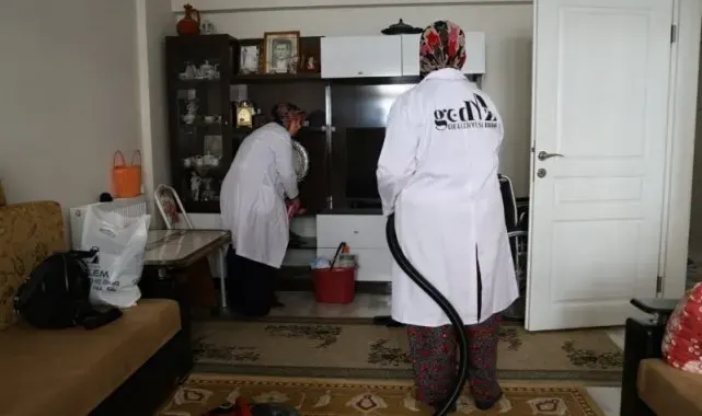 Gediz Belediyesi'nden yaşlı ve bakıma muhtaç vatandaşlara temizlik hizmeti