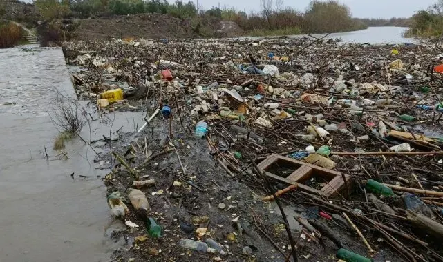 Taşköprü'deki çöp sorunu, tarihi yapıyı tehdit ediyor