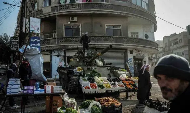 Suriyeli esnaf Esad'ın bomba yağdırdığı tankı manav tezgahına çevirdi